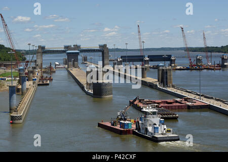 Le 7 juin 2016, la construction se poursuit sur le projet Olmsted Locks and Dam sur la rivière Ohio, situé entre l'Illinois et le Kentucky, à 27 milles en amont de la confluence Ohio-Mississippi. Le district de Louisville du corps des ingénieurs de l'armée américaine supervise le projet. Le général Todd T. Semonite a visité le site pour examiner les progrès, les opérations d'ingénierie, l'intégrité structurale, la navigation fluviale, le contrôle des inondations, techniques de construction, protocoles de sécurité, gestion de projet et préparation opérationnelle pour la navigation commerciale et récréative. Banque D'Images