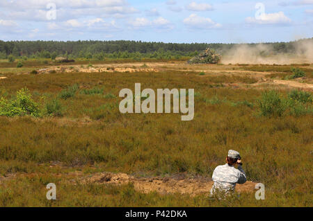 Soldat américain de la CPS. Jacquelynn Gaines, un spécialiste de la production de documentation de combat/affecté à la 55e Compagnie de transmissions de la Caméra de combat (photographies), exercices de manœuvre lors de l'opération Anakonda dans la zone d'entraînement de Szczecin (DPTA) près de Oleszno, Pologne, le 9 juin. Anakonda 2016 est un exercice multinational dirigée par la Pologne, qui aura lieu en Pologne du 7 au 17 juin. Cet exercice implique plus de 25 000 participants forment plus de 20 nations. (U.S. Photo de l'armée par le Sgt. Ashley En/libérés) Banque D'Images