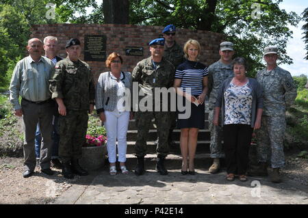 Le capitaine Niels Madsen et le sergent. Arthur Kleeb du 457e Bataillon des affaires civiles basée à Grafenwoehr, Allemagne ; W01 Cźerwiński Krźysźłof Marcin, le Słrźefecki Źukowski Hubert, et le capitaine, les membres de l'équipe de soutien de la CIMIC de l'armée polonaise, Monika Kuźmińska, le maire de Wegorzyno et autres fonctionnaires de la localité se rassembler devant un mémorial dédié à un soldat américain Américain- polonaise pendant Anakonda 2016. Anakonda exercice 2016 est un événement de formation de l'armée américaine pour l'Europe et les nations participantes et démontre que les États-Unis et les pays partenaires peuvent effectivement s'unir ensemble Banque D'Images