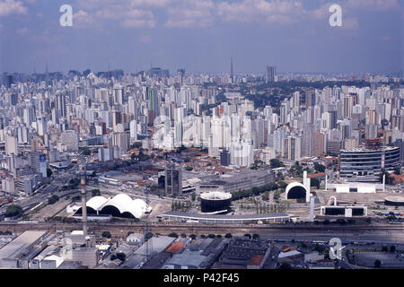 Vista aerea, memorial da America Latina com bairro ao fundo e parte Pacaembu linha ferrea un front, SÃ£o Paulo Brasil 2001. 18/06/2012 Foto : JoÃ£o FÃ¡Fotoarena/vero Banque D'Images