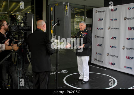 Le Brigadier-général Paul Kennedy répond à une question d'un représentant de la Fondation de lutte au Gala de la Fondation de Lutte aux États-Unis à Los Angeles, le 9 juin 2016. Le Marine Corps rejoint une foule de VIP dans en envoyant au large de l'équipe américaine qui s'affrontent dans la Coupe du monde, leur dernière compétition avant les Jeux Olympiques de Rio de Janeiro et a accordé deux jeunes futurs dirigeants lors du gala. Voir les recruteurs Marine sports de combat (lutte amateur et professionnel et les arts martiaux mixtes) que d'excellentes salles de programmation pour atteindre une grande partie de la Marine Corps' se sont enrôlés et les perspectives de recrutement des officiers. La pri Banque D'Images