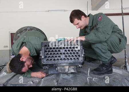 Des soldats slovènes 45e centre pour véhicules chenillés de combat (CGBV) fixer les systèmes intégré de prises à parties multiples au laser (MILES) de composants sur un M-84 char de combat principal au cours de réponse rapide 16 entraînement physique à la zone d'entraînement, un Hohenfels partie de la multinationale, Centre de préparation commune Hohenfels, Allemagne, en juin 8, 2016. La réaction rapide de l'exercice est l'un des premiers événements de formation en intervention de crise militaire pour les forces aéroportées dans le monde. L'exercice est conçu pour améliorer l'état de préparation de la base de combat de la Force de réaction des Etats-Unis dans le monde - en ce moment le 82ème Airbor Banque D'Images