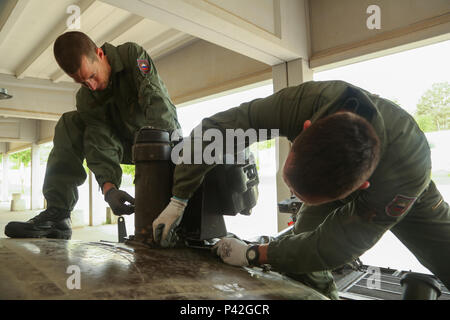 Des soldats slovènes 45e centre pour véhicules chenillés de combat (CGBV) appliquer des systèmes intégré de prises à parties multiples au laser (MILES) de composants sur un M-84 char de combat principal au cours de réponse rapide 16 entraînement physique à la zone d'entraînement, un Hohenfels partie de la multinationale, Centre de préparation conjointe en Allemagne, Hohenfels, Jun. 8, 2015. La réaction rapide de l'exercice est l'un des premiers événements de formation en intervention de crise militaire pour les forces aéroportées dans le monde. L'exercice est conçu pour améliorer l'état de préparation de la base de combat de la Force de réaction des Etats-Unis dans le monde - en ce moment la 82e Airborne Banque D'Images