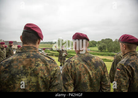 L'armée américaine et de parachutistes allemands visitez l'ensemble commémoratif Iron Mike, le 3 juin 2016, La fière, la France. Pour rendre hommage aux nombreux parachutistes américains et de l'infanterie, les hommes qui ont perdu la vie dans ce domaine, une loi baptisée "Iron Mike" a été érigée. Ce statut est semblable à celui qui peut être vu à Fort Bragg (USA) où la 82e Division aéroportée a été, et est toujours en fonction. Chaque année, le 6 juin, les cérémonies et les sauts de démonstration sont organisées dans la zone de la fière. (U.S. Photo de l'armée par la CPS. Tracy/McKithern) Parution Banque D'Images