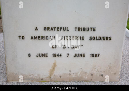 L'armée américaine et de parachutistes allemands visitez l'ensemble commémoratif Iron Mike, le 3 juin 2016, La fière, la France. Pour rendre hommage aux nombreux parachutistes américains et de l'infanterie, les hommes qui ont perdu la vie dans ce domaine, une loi baptisée "Iron Mike" a été érigée. Ce statut est semblable à celui qui peut être vu à Fort Bragg (USA) où la 82e Division aéroportée a été, et est toujours en fonction. Chaque année, le 6 juin, les cérémonies et les sauts de démonstration sont organisées dans la zone de la fière. (U.S. Photo de l'armée par la CPS. Tracy/McKithern) Parution Banque D'Images