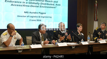 Un groupe spécial à l'Association de la United States Army-parrainé la projection de forces de l'armée et le maintien en puissance des "sujets" forum à Arlington, Va., le 2 juin 2016, inclus (de gauche) : Adm arrière. Vincent L. Griffith, directrice, Opérations de logistique de la Defense Logistics Agency, J3 ; Mark Signorelli, vice-président et directeur général de véhicules de combat, BAE Systems, le Major-général F. Aundre Piggee, commandant de la logistique et du génie, le Commandement central américain, le général de l'armée à la retraite ; et Kathy Gainey, le Major général Paul C. Hurley, commandant de la 1ère commande de maintien en puissance, Théâtre. Banque D'Images