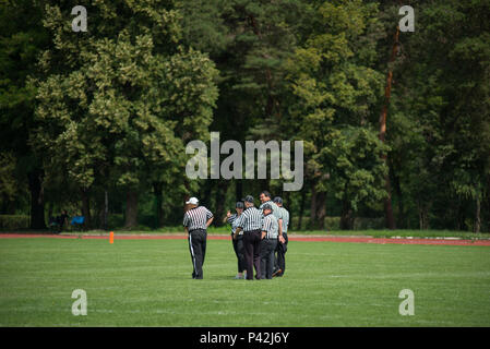 CLUJ, Roumanie - 17 juin 2018 : American Football line empires, arbitres superviser un match entre Cluj croisés contre Bucarest Warriors Trophy Banque D'Images