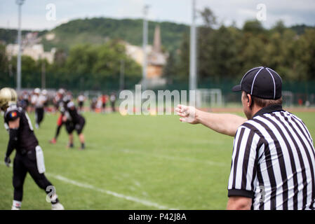 CLUJ, Roumanie - 17 juin 2018 : American Football line empire, arbitre de la supervision d'une correspondance entre Cluj croisés contre les guerriers de Bucarest Banque D'Images