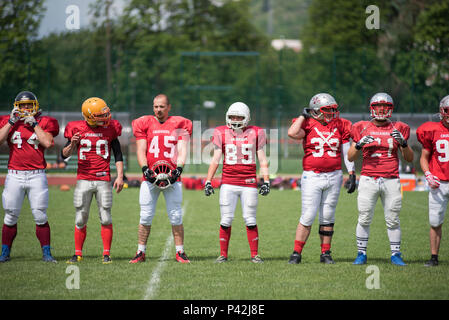 CLUJ, Roumanie - 17 juin 2018 : american football team Cluj croisés jouer la demi-finale match contre Bucarest guerriers dans le trophée Coupe de Roumanie Banque D'Images