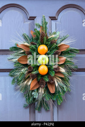 Couronne de pin Noël déco a de 2 oranges et une pomme verte, mis en valeur par des aiguilles de pin et les cônes. Colonial Williamsburg concours annuel s'afficher. Banque D'Images