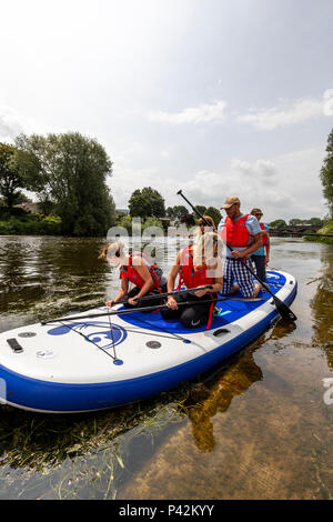 Stand Up Paddle avec d'inspirer à l'aventure sur la rivière Wye à Monmouth. Banque D'Images