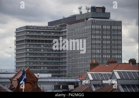 Bâtiment de l'hôpital de Charing Cross dans l'ouest de Londres au-dessus des toits de la Queen's Club à Barons Court, Juin 2018 Banque D'Images