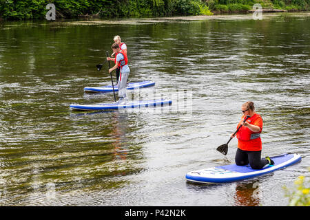 Stand Up Paddle avec d'inspirer à l'aventure sur la rivière Wye à Monmouth. Banque D'Images