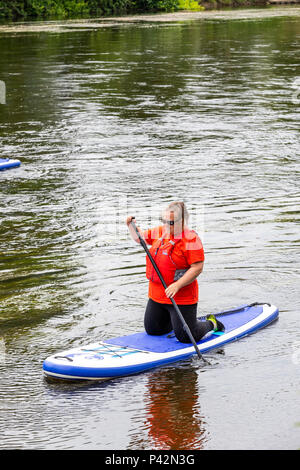 Stand Up Paddle avec d'inspirer à l'aventure sur la rivière Wye à Monmouth. Banque D'Images