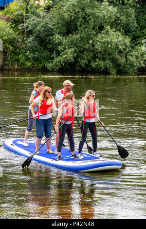 Stand Up Paddle avec d'inspirer à l'aventure sur la rivière Wye à Monmouth. Banque D'Images