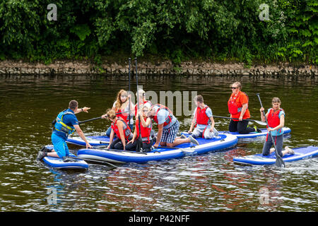 Stand Up Paddle avec d'inspirer à l'aventure sur la rivière Wye à Monmouth. Banque D'Images