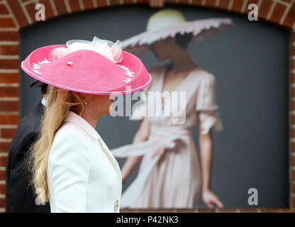 Une femelle racegoer dans un chapeau au cours de la deuxième journée du Royal Ascot à Ascot Racecourse. Banque D'Images