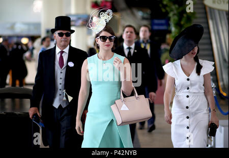 La mode racegoers arriver durant les deux jours de Royal Ascot à Ascot Racecourse. Banque D'Images