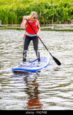 Stand Up Paddle avec d'inspirer à l'aventure sur la rivière Wye à Monmouth. Banque D'Images