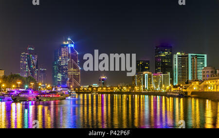 Vue du Centre d'affaires internationales au-dessus de la rivière Moskva dans la nuit Banque D'Images