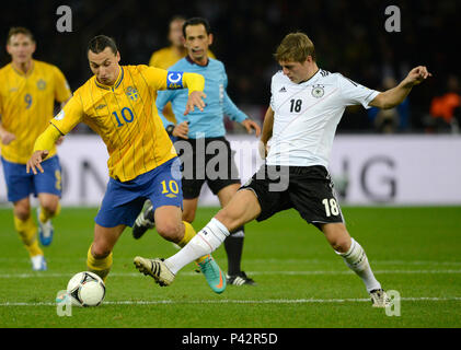 Berlin, Deutschland. 16 Oct, 2012. Aperçu du deuxième match de l'équipe nationale de football allemande lors de la Coupe du Monde de la FIFA 2018 en Russie : le 23.06.2018, l'équipe de Jogi Loew répond à la Suède à Sotchi, Zlatan Ibrahimovic (à gauche, SWE) et Toni Kroos (droit, GER), des duels, Laenderspiel Football, Coupe du monde, Qualification de l'Allemagne (GER) - Suède (SWE) 4 : 4, sur 16.10.2012 à Berlin/Allemagne ; l'utilisation dans le monde entier | Credit : dpa/Alamy Live News Banque D'Images