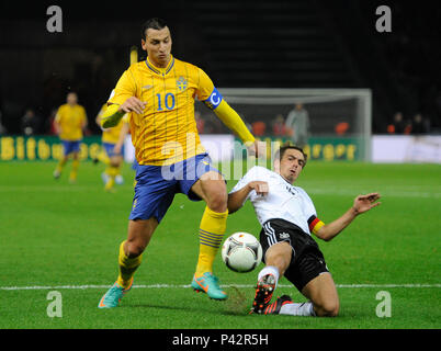 Berlin, Deutschland. 16 Oct, 2012. Aperçu du deuxième match de l'équipe nationale de football allemande lors de la Coupe du Monde de la FIFA 2018 en Russie : le 23.06.2018, l'équipe de Jogi Loew répond à la Suède à Sotchi, Zlatan Ibrahimovic (à gauche, SWE) et Philipp Lahm (droit, GER), des duels, Laenderspiel Football, Coupe du monde, Qualification de l'Allemagne (GER) - Suède (SWE) 4 : 4, sur 16.10.2012 à Berlin/Allemagne ; l'utilisation dans le monde entier | Credit : dpa/Alamy Live News Banque D'Images