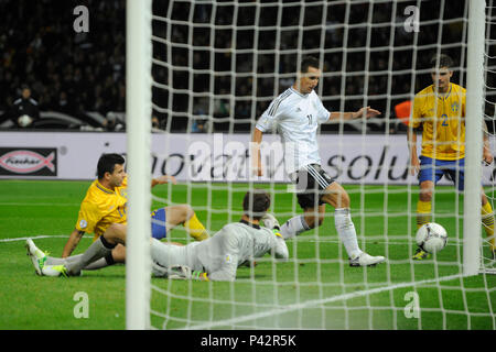 Berlin, Deutschland. 16 Oct, 2012. Aperçu du deuxième match de l'équipe nationale de football allemande lors de la Coupe du Monde de la FIFA 2018 en Russie : le 23.06.2018, l'équipe de Jogi Loew répond à la Suède à Sotchi, Miroslav Klose (2ème à droite à gauche, GER) l'objectif de 2 : 0 gardien Andreas ISAKSSON (2e de gauche, SWE) est battu, succès, objectifs, Laenderspiel football, Coupe du monde, qualification de l'Allemagne (GER) - Suède (SWE) 4 : 4, sur 16.10.2012 à Berlin/Allemagne ; l'utilisation dans le monde entier | Credit : dpa/Alamy Live News Banque D'Images