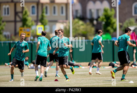 GES/soccer/football/Worldcup 2018 Russie : DFB-pratique, Sochi, 20 juin 2018 | L'Allemagne. Les joueurs allemands se chauffer au début de la formation/GES/Football World Cup 2018 Russie : Sotchi Formation DFB, 20.06.2018 | Banque D'Images