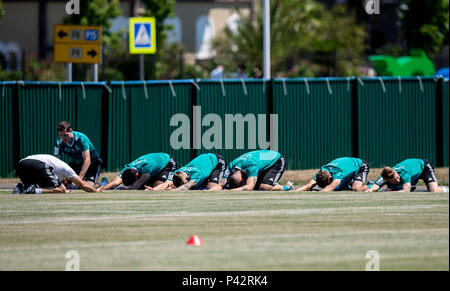 GES/soccer/football/Worldcup 2018 Russie : DFB-pratique, Sochi, 20 juin 2018 | L'Allemagne. Les joueurs allemands se chauffer au début de la formation/GES/Football World Cup 2018 Russie : Sotchi Formation DFB, 20.06.2018 | Banque D'Images