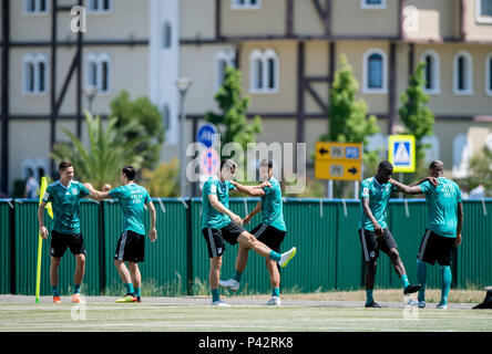 GES/soccer/football/Worldcup 2018 Russie : DFB-pratique, Sochi, 20 juin 2018 | L'Allemagne. Les joueurs allemands se chauffer au début de la formation/GES/Football World Cup 2018 Russie : Sotchi Formation DFB, 20.06.2018 | Banque D'Images