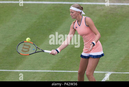 Birmingham, UK. 20 juin 2018. Kristina Mladenovic de France en action contre Magdalena Rybarikova de la Slovaquie au cours de la Nature Valley Classic WTA Tour événement au Prieuré d'Edgbaston, Birmingham, UK Club le mercredi 20 juin 2018. Credit : James Wilson/Alamy Live News Banque D'Images