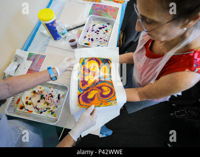 20 juin 2018 - Floride, États-Unis - Caren Hackman (droite) de Palm Beach Gardens et Blanca Lofaso (gauche) de West Palm Beach participer à une classe de marbrure sur papier pour les adultes enseignés par Amanda Linton, de West Palm Beach à l'Mandel Bibliothèque publique de West Palm Beach Mardi, 19 juin, 2018. Linton a enseigné l'ancienne technique de la création de papier marbré décoratif en utilisant de l'eau, de la peinture, et quelques outils. ''Nous sommes en utilisant de l'eau et un alginate, appliquer la peinture de la surface et de le mélanger avec des bâtons pour créer des motifs, '' dit Linton. ''La peinture flotte sur la tension de surface. Il est un âge-ol Banque D'Images