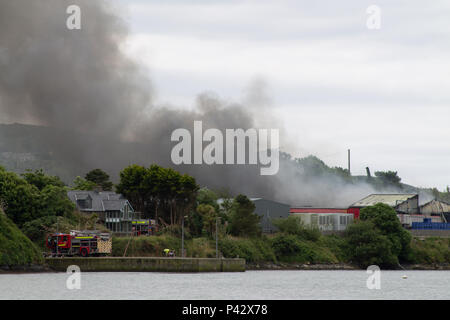 Baltimore, l'Irlande. 20 Juin, 2018. Un grand feu dans l'usine de poisson à proximité de Baltimore aujourd'hui a nécessité l'évacuation de l'école locale. D'énormes panaches de fumée toxique ont été menées en direction de l'école à l'origine de l'évacuation. Les appareils d'incendie de toute la région ont participé en tant que pompiers volontaires se sont affrontés pour contrôler l'incendie. Les routes locales ont été fermées avec des détournements en place, mais aucune victime n'a été signalée. Credit : aphperspective/Alamy Live News Banque D'Images