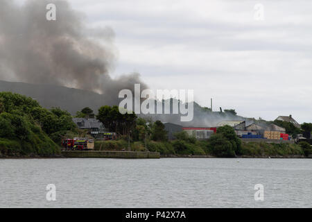 Baltimore, l'Irlande. 20 Juin, 2018. Un grand feu dans l'usine de poisson à proximité de Baltimore aujourd'hui a nécessité l'évacuation de l'école locale. D'énormes panaches de fumée toxique ont été menées en direction de l'école à l'origine de l'évacuation. Les appareils d'incendie de toute la région ont participé en tant que pompiers volontaires se sont affrontés pour contrôler l'incendie. Les routes locales ont été fermées avec des détournements en place, mais aucune victime n'a été signalée. Credit : aphperspective/Alamy Live News Banque D'Images