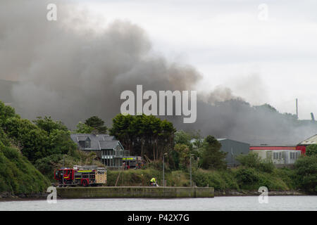 Baltimore, l'Irlande. 20 Juin, 2018. Un grand feu dans l'usine de poisson à proximité de Baltimore aujourd'hui a nécessité l'évacuation de l'école locale. D'énormes panaches de fumée toxique ont été menées en direction de l'école à l'origine de l'évacuation. Les appareils d'incendie de toute la région ont participé en tant que pompiers volontaires se sont affrontés pour contrôler l'incendie. Les routes locales ont été fermées avec des détournements en place, mais aucune victime n'a été signalée. Credit : aphperspective/Alamy Live News Banque D'Images