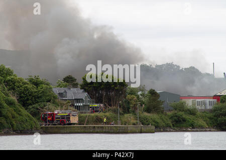 Baltimore, l'Irlande. 20 Juin, 2018. Un grand feu dans l'usine de poisson à proximité de Baltimore aujourd'hui a nécessité l'évacuation de l'école locale. D'énormes panaches de fumée toxique ont été menées en direction de l'école à l'origine de l'évacuation. Les appareils d'incendie de toute la région ont participé en tant que pompiers volontaires se sont affrontés pour contrôler l'incendie. Les routes locales ont été fermées avec des détournements en place, mais aucune victime n'a été signalée. Credit : aphperspective/Alamy Live News Banque D'Images