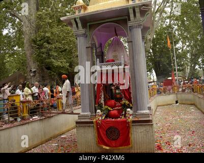 Ganderbal, Cachemire, Inde. 20 Juin, 2018. Les dévots hindous verser le lait et les fleurs sur le canal ouvert de pacifier déesse Kheer Bhawani au Kheer Bhawani temple à l'occasion de festival annuel kheer Bhawani à Tullmulla Indian-Administered Ganderbal, dans le Cachemire, le mercredi 20 juin, 2018. Credit : Sanna Irshad Mattoo/ZUMA/Alamy Fil Live News Banque D'Images