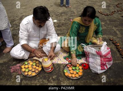 Ganderbal, Cachemire, Inde. 20 Juin, 2018. Un couple hindoue cachemirienne effectuer des rituels, la lumière des lampes à huile à Kheer Bhawani temple à l'occasion de festival annuel kheer Bhawani à Tullmulla Indian-Administered Ganderbal, dans le Cachemire, le mercredi 20 juin, 2018. Credit : Sanna Irshad Mattoo/ZUMA/Alamy Fil Live News Banque D'Images