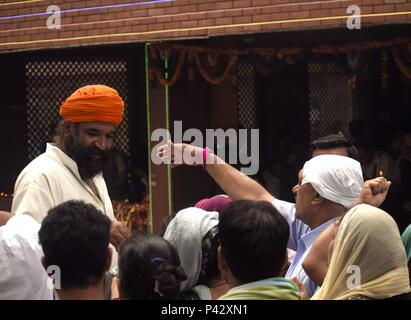 Ganderbal, Cachemire, Inde. 20 Juin, 2018. Un prêtre hindou offrent à l'alms Kheer Bhawani temple à l'occasion de festival annuel kheer Bhawani à Tullmulla Indian-Administered Ganderbal, dans le Cachemire, le mercredi 20 juin, 2018. Credit : Sanna Irshad Mattoo/ZUMA/Alamy Fil Live News Banque D'Images