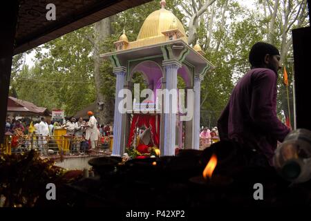 Ganderbal, Cachemire, Inde. 20 Juin, 2018. Pandits du Cachemire effectuer au rituels Kheer Bhawani temple à l'occasion de festival annuel kheer Bhawani à Tullmulla Indian-Administered Ganderbal, dans le Cachemire, le mercredi 20 juin, 2018. Credit : Sanna Irshad Mattoo/ZUMA/Alamy Fil Live News Banque D'Images