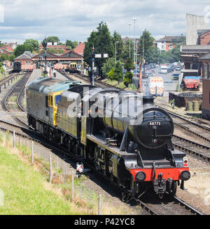 Highley, UK. 20 Juin, 2018. Il y a beaucoup de traction et de manœuvres à Severn Valley Railway station Highley Engine House d'aujourd'hui. Un changement important des gaz voit beaucoup de locomotives à vapeur d'être battues d'avant en arrière pour permettre à la 48773, qui n'a pas vu la lumière du jour pendant dix ans, d'être déplacé à Kidderminster station en préparation pour l'événement de guerre spectaculaire des années 1940, ce qui se passe entre le 30 juin et 8e juillet. Nous voyons ici l'48773 arrivant à Kidderminster station pour la première fois en dix ans. Credit : Lee Hudson/Alamy Live News Banque D'Images