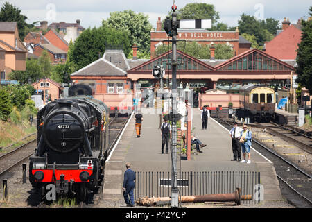 Highley, UK. 20 Juin, 2018. Il y a beaucoup de traction et de manœuvres à Severn Valley Railway station Highley Engine House d'aujourd'hui. Un changement important des gaz voit beaucoup de locomotives à vapeur d'être battues d'avant en arrière pour permettre à la 48773, qui n'a pas vu la lumière du jour pendant dix ans, d'être déplacé à Kidderminster station en préparation pour l'événement de guerre spectaculaire des années 1940, ce qui se passe entre le 30 juin et 8e juillet. Nous voyons ici l'48773 arrivant à Kidderminster station pour la première fois en dix ans. Credit : Lee Hudson/Alamy Live News Banque D'Images