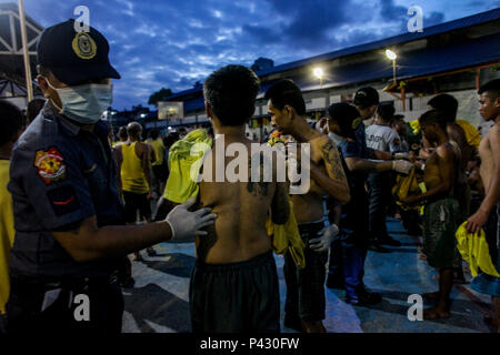 Manille, Philippines. 20 Juin, 2018. Des milliers de détenus participent à une inspection surprise par le Bureau de gestion de la prison et de la pénologie ainsi que des membres de la Police nationale des Philippines (PNP) et philippine Drug Enforcement Agency (PDEA) à la prison de la ville de Manille, à Manille, Philippines, le mercredi. Le 20 juin 2018. Plus de 5 000 détenus étaient entassés hors de leurs cellules de prison, alors que les autorités Vous pouvez chercher contrabands. Credit : Basilio H. Sepe/ZUMA/Alamy Fil Live News Banque D'Images