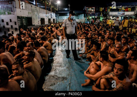 Aux Philippines. 20 Juin, 2018. Des milliers de détenus participent à une inspection surprise par le Bureau de gestion de la prison et de la pénologie ainsi que des membres de la Police nationale des Philippines et de la Drug Enforcement Agency des Philippines à la prison de la ville de Manille, à Manille, Philippines, le mercredi. Le 20 juin 2018. Plus de 5 000 détenus étaient entassés hors de leurs cellules de prison, alors que les autorités Vous pouvez chercher contrabands. Credit : Basilio H. Sepe/ZUMA/Alamy Fil Live News Banque D'Images