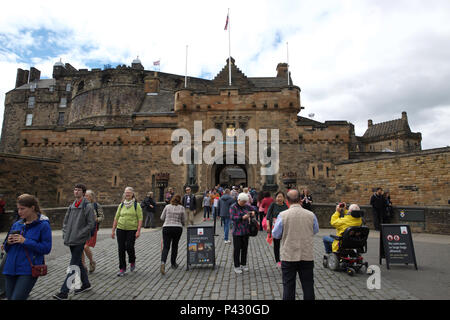 Edinburgh, Royaume-Uni. 20 juin 2018. Les touristes et les visiteurs profiter de la ville en dépit d'être un jour nuageux à Édimbourg, en Écosse. La prévision est pour soleil dans les jours prochains. Credit : Keith Larby/Alamy Live News Banque D'Images