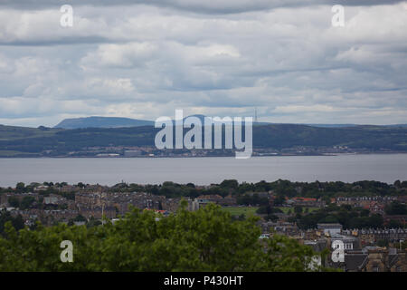 Edinburgh, Royaume-Uni. 20 juin 2018. Les touristes et les visiteurs profiter de la ville en dépit d'être un jour nuageux à Édimbourg, en Écosse. La prévision est pour soleil dans les jours prochains. Credit : Keith Larby/Alamy Live News Banque D'Images