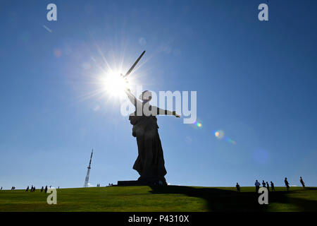 Volgograd, Russie. 19 Juin, 2018. La statue "La patrie des appels se dresse sur la colline Mamaïev. La statue fait partie d'un WW2 site mémorial commémorant la bataille de Stalingrad. Crédit : Andreas Gebert/dpa/Alamy Live News Banque D'Images