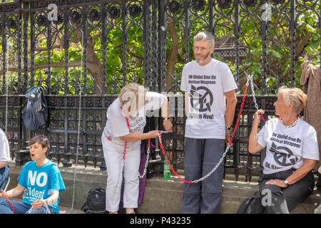 Westminster, Londres, Royaume-Uni ; 20 juin 2018 ; la chaîne des manifestants eux-mêmes à l'extérieur garde-corps Parlement de prier que la Grande-Bretagne signe l'interdiction mondiale de l'ONU des armes nucléaires Crédit : Ian Stewart/Alamy Live News Banque D'Images