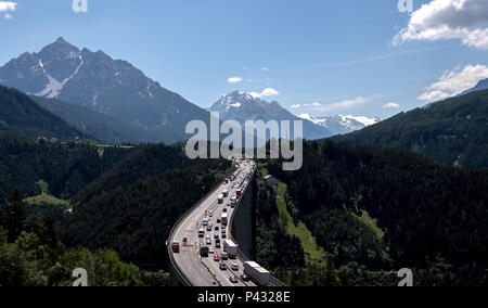 Patsch, Autriche. 15 Juin, 2018. Les voitures et camions franchissent le pont Europa sur le col du Brenner entre Patsch et Schoenberg. Crédit : Sven Hoppe/dpa/Alamy Live News Banque D'Images