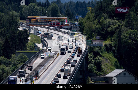 Patsch, Autriche. 15 Juin, 2018. Les voitures et camions franchissent le pont Europa sur le col du Brenner entre Patsch et Schoenberg. Crédit : Sven Hoppe/dpa/Alamy Live News Banque D'Images